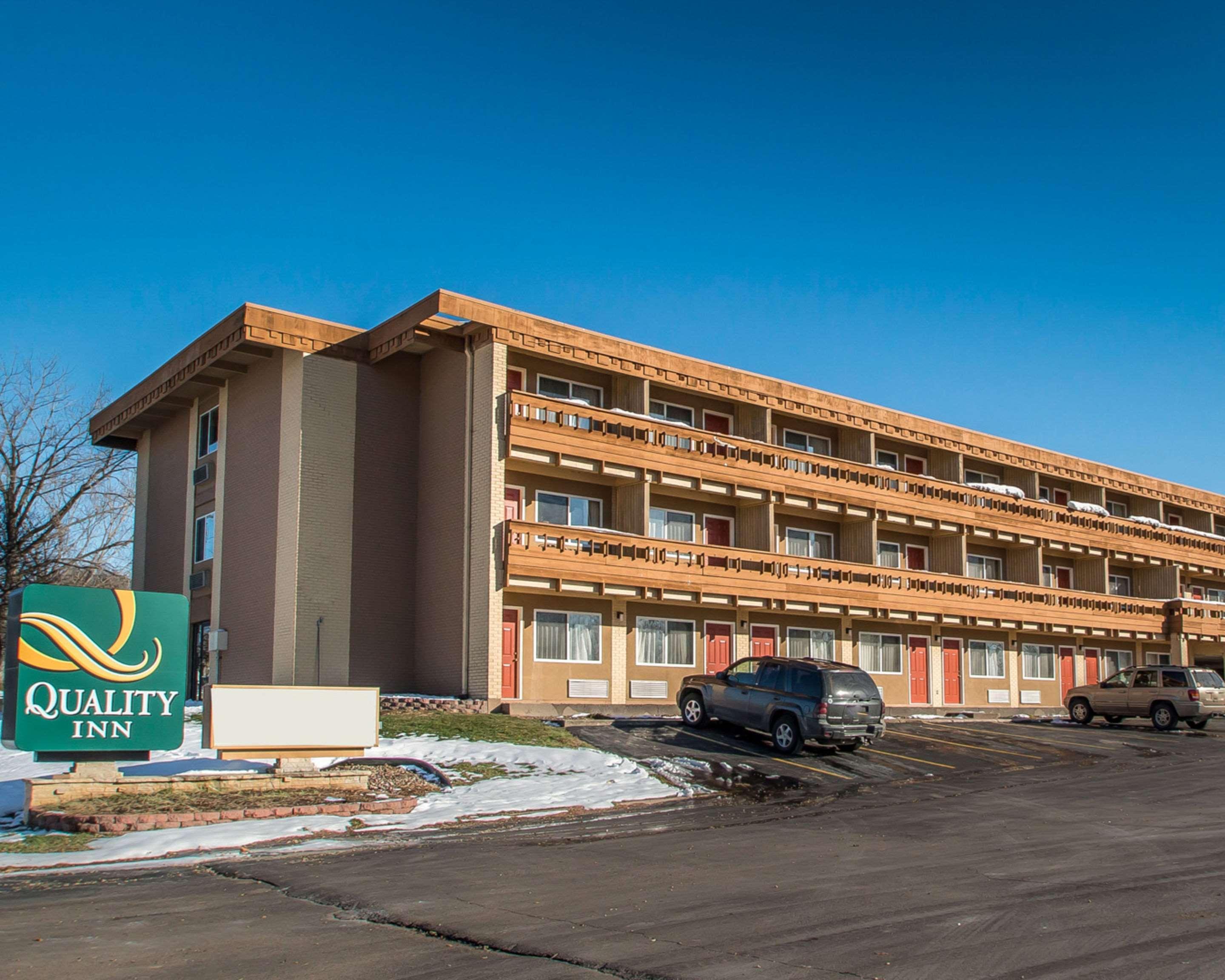 Quality Inn East Dubuque Экстерьер фото