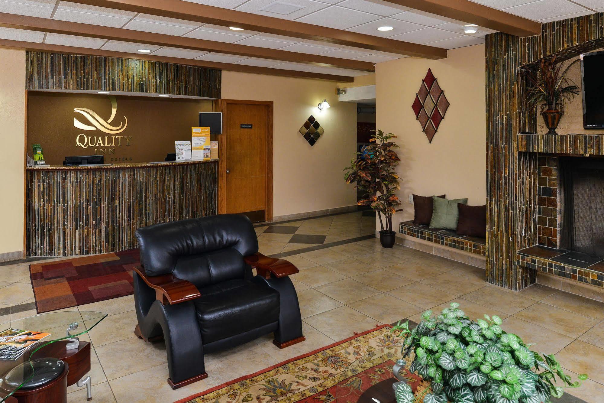 Quality Inn East Dubuque Экстерьер фото