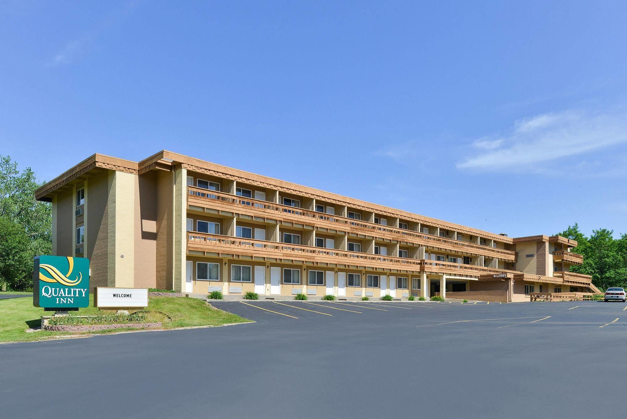 Quality Inn East Dubuque Экстерьер фото